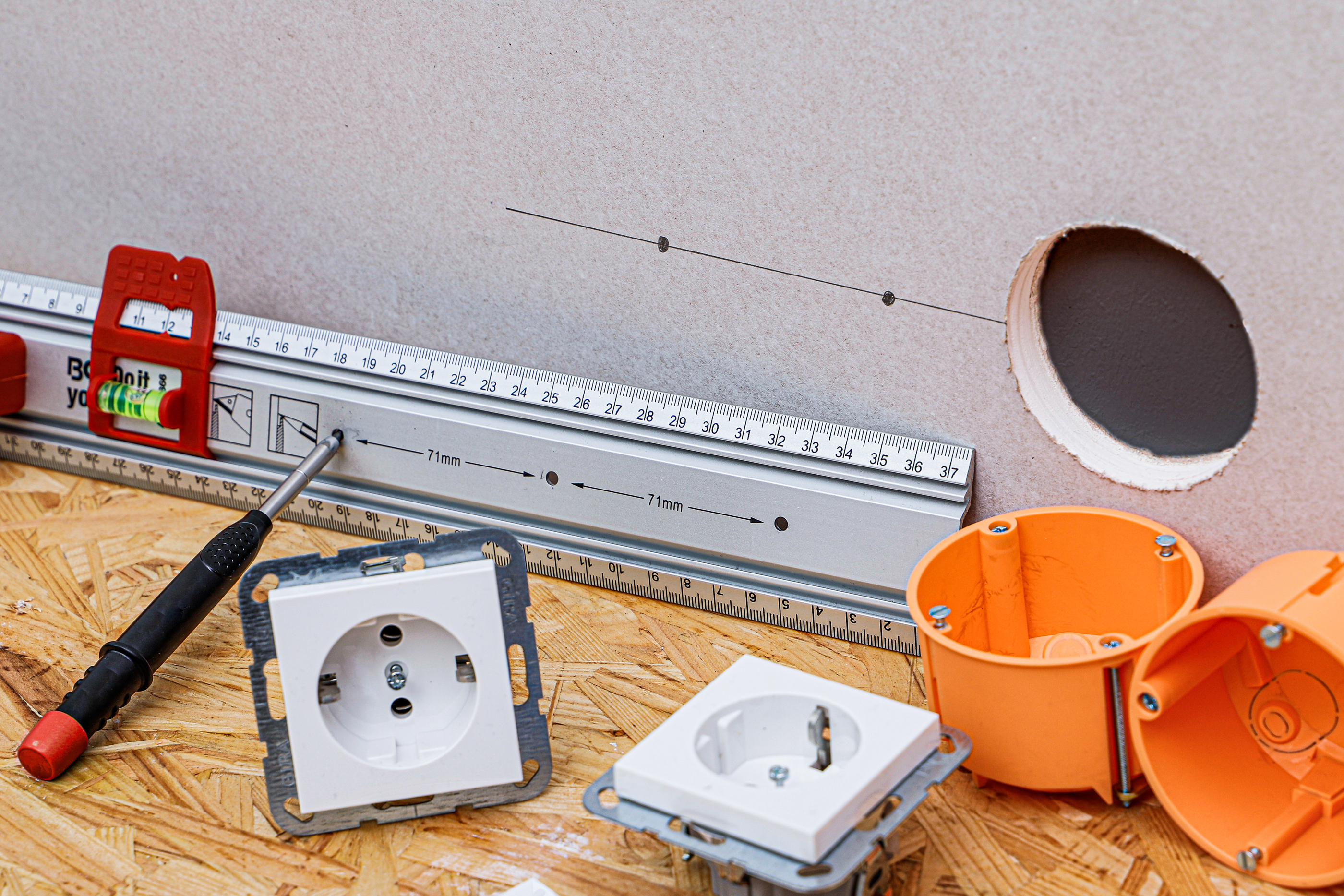 BGS Schneid- und Markierlineal | mit Griff und Wasserwaage | 750 mm