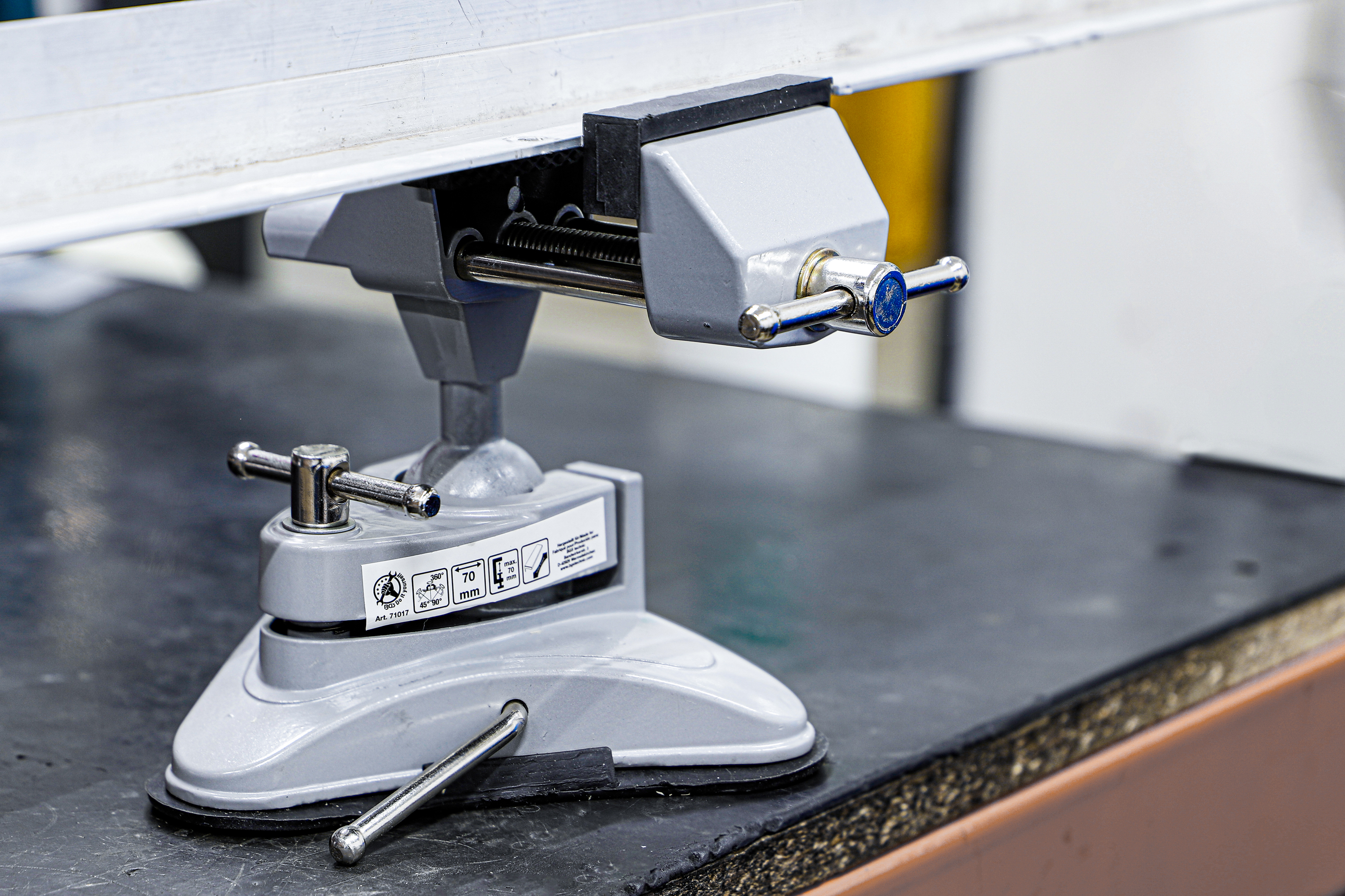 BGS Tisch-Schraubstock | schwenkbar | Backen 70 mm | mit Vakuum-Saugfuß