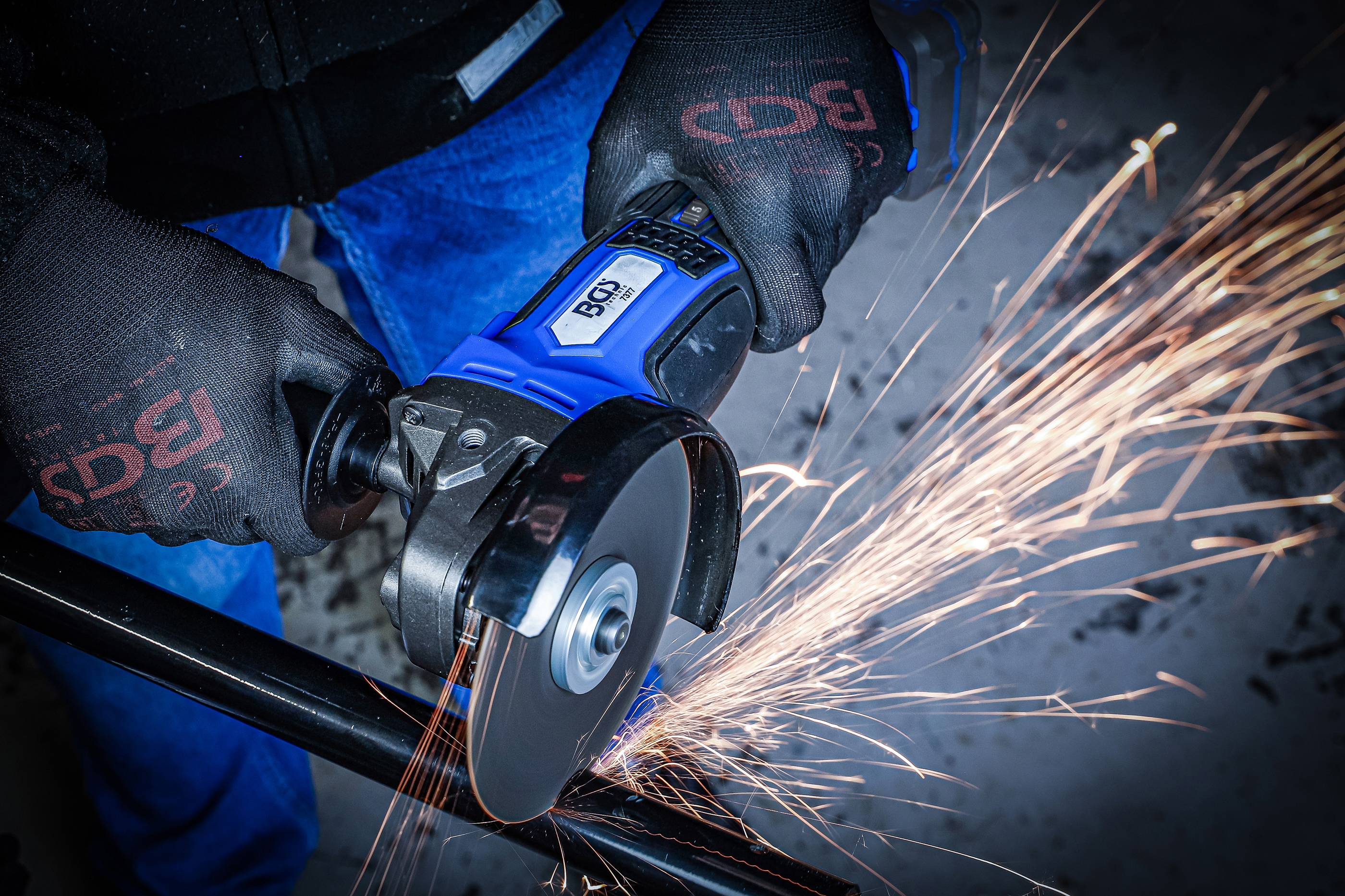 BGS Akku-Winkelschleifer-Satz | bürstenlos | 18 V | mit Akku und Schnell-Ladegerät