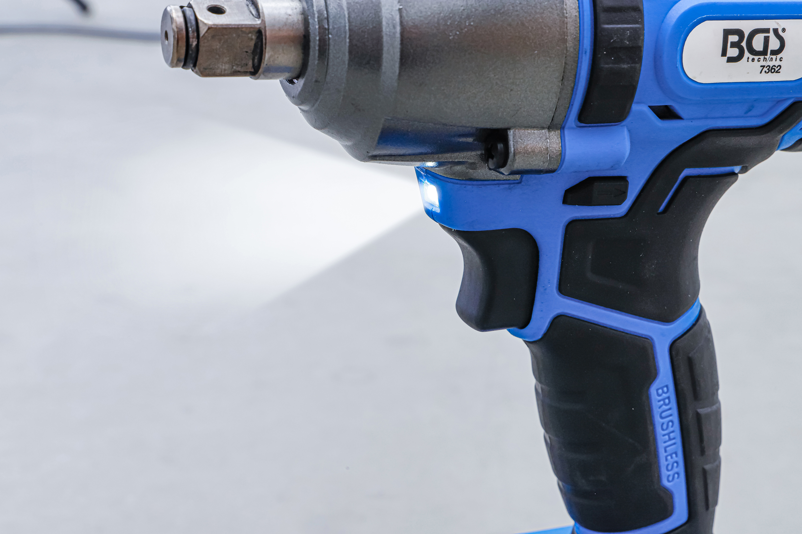 BGS Akku-Schlagschrauber-Satz | bürstenlos | 400 Nm | 18 V | mit Akku und Schnell-Ladegerät